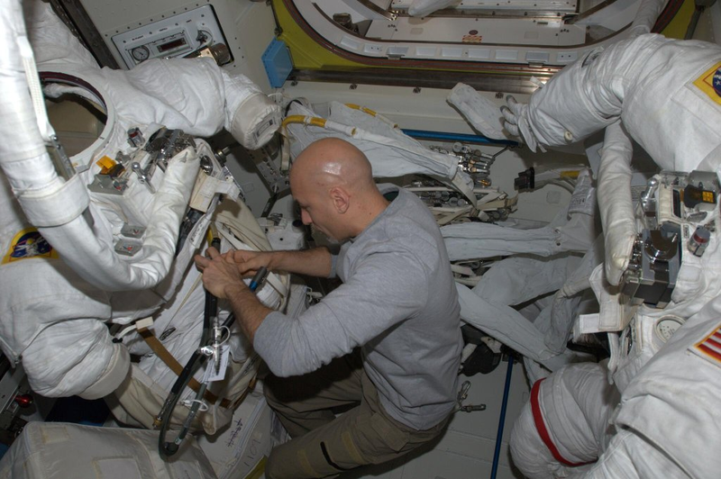 Illustration for article titled First Rule of Spacewalking: Love Thy Spacesuit